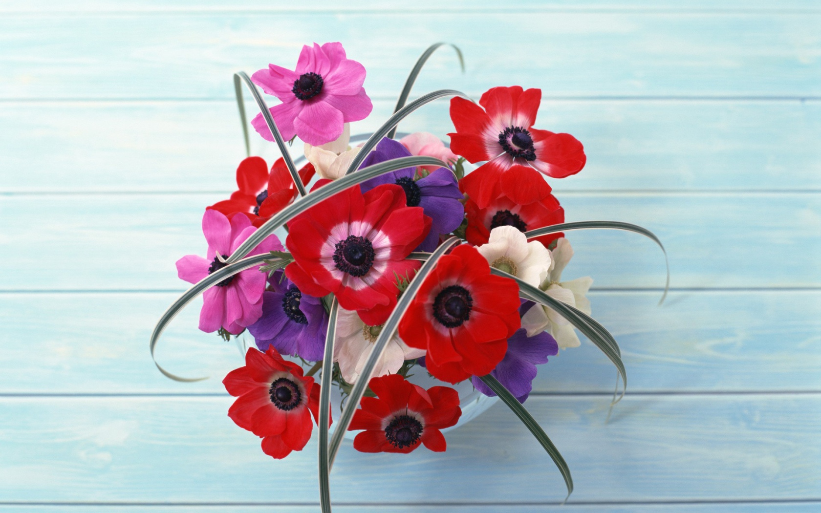 Букет в вазе на полу