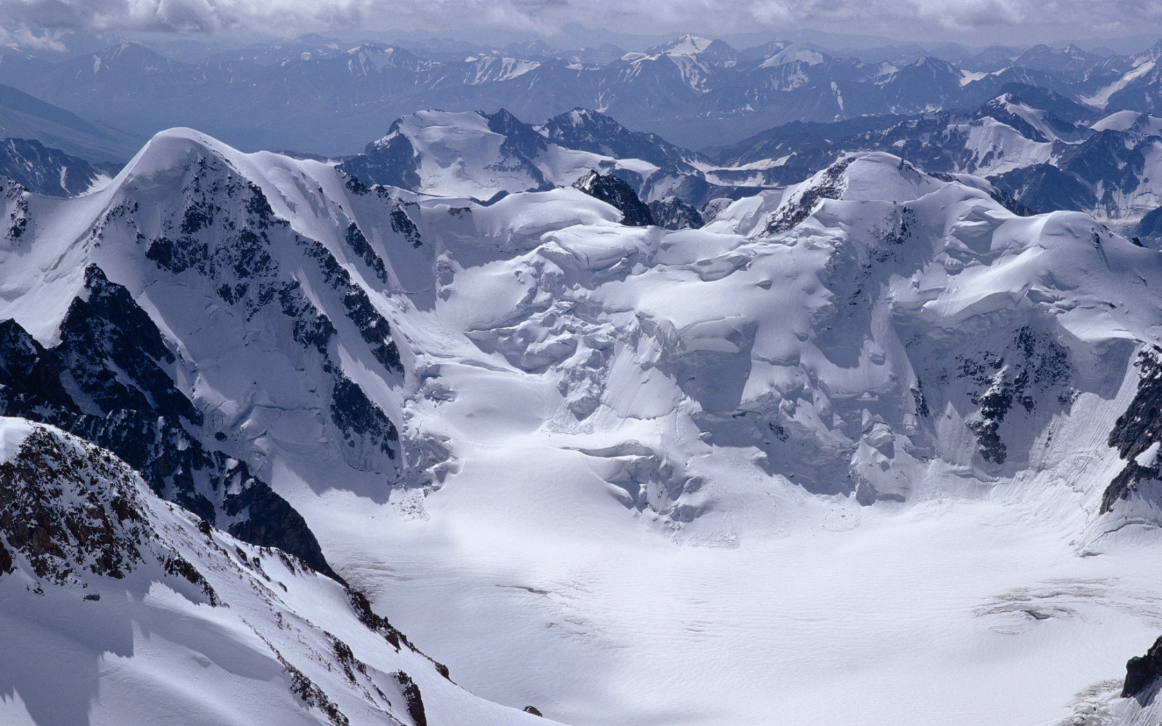 Снег сползает с гор