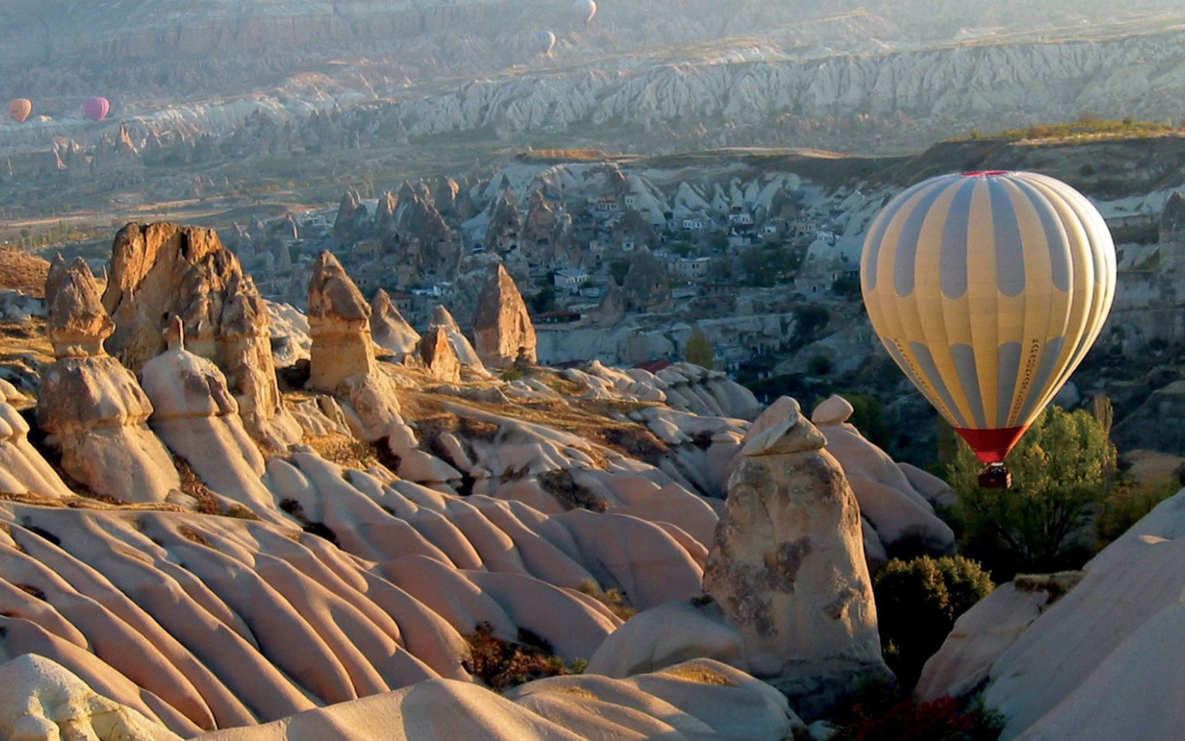 Воздушный шар над скалами