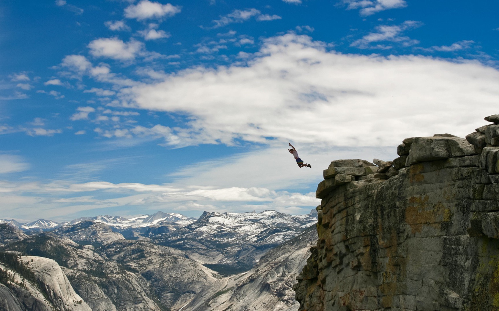 Человек прыгнул со скалы
