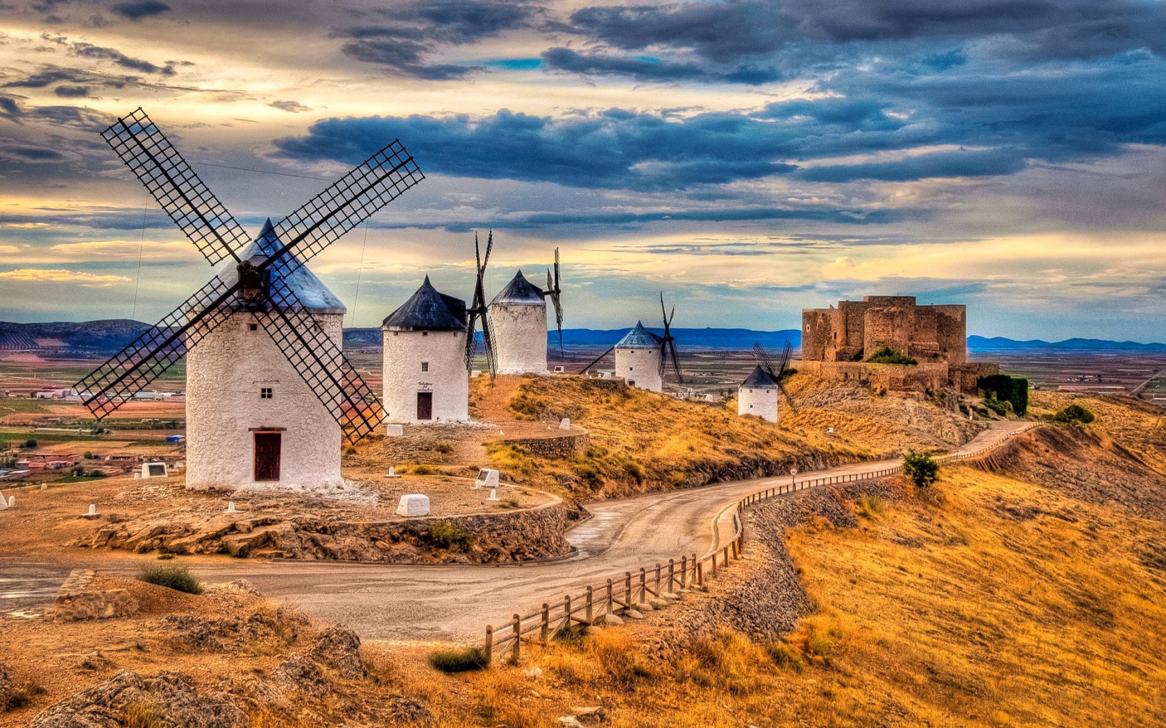 Ветряные мельницы около дороги