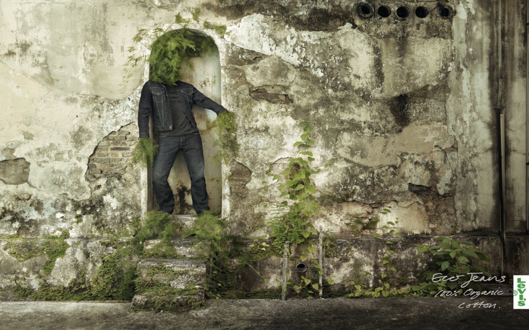 Трава в одежде человека