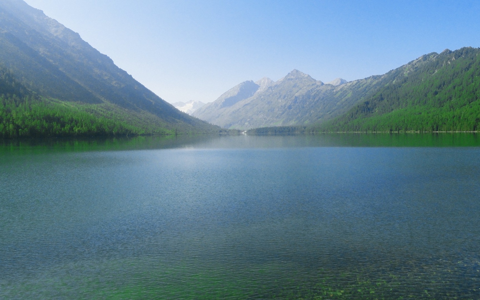 Горный пейзаж с озером и лесом