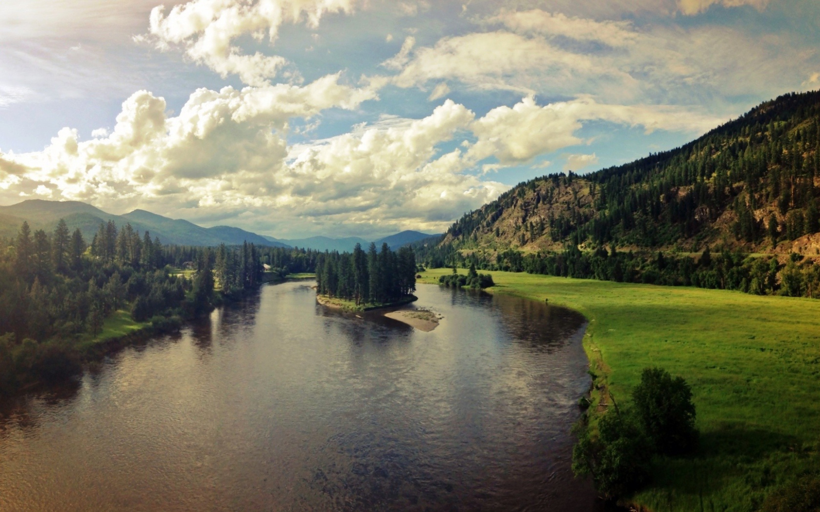 Остров на реке