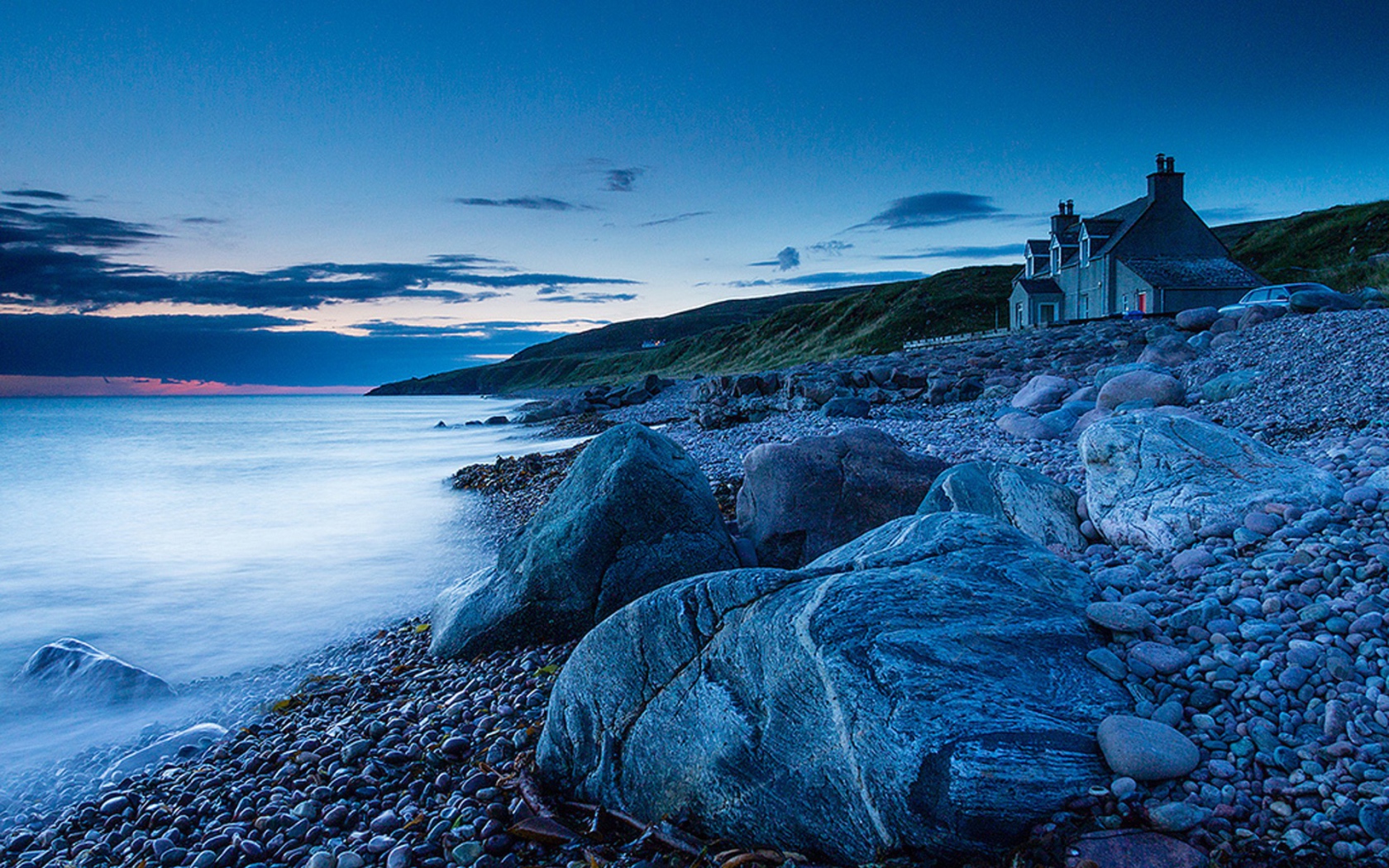 Костел на каменистом берегу