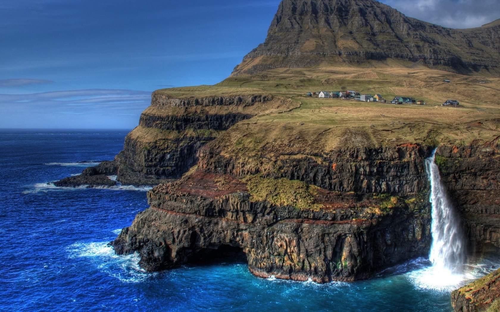 Деревня на крутом берегу моря