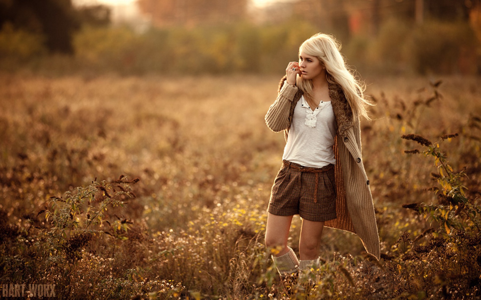 Симпатичная девушка на прогулке в осеннем лесу