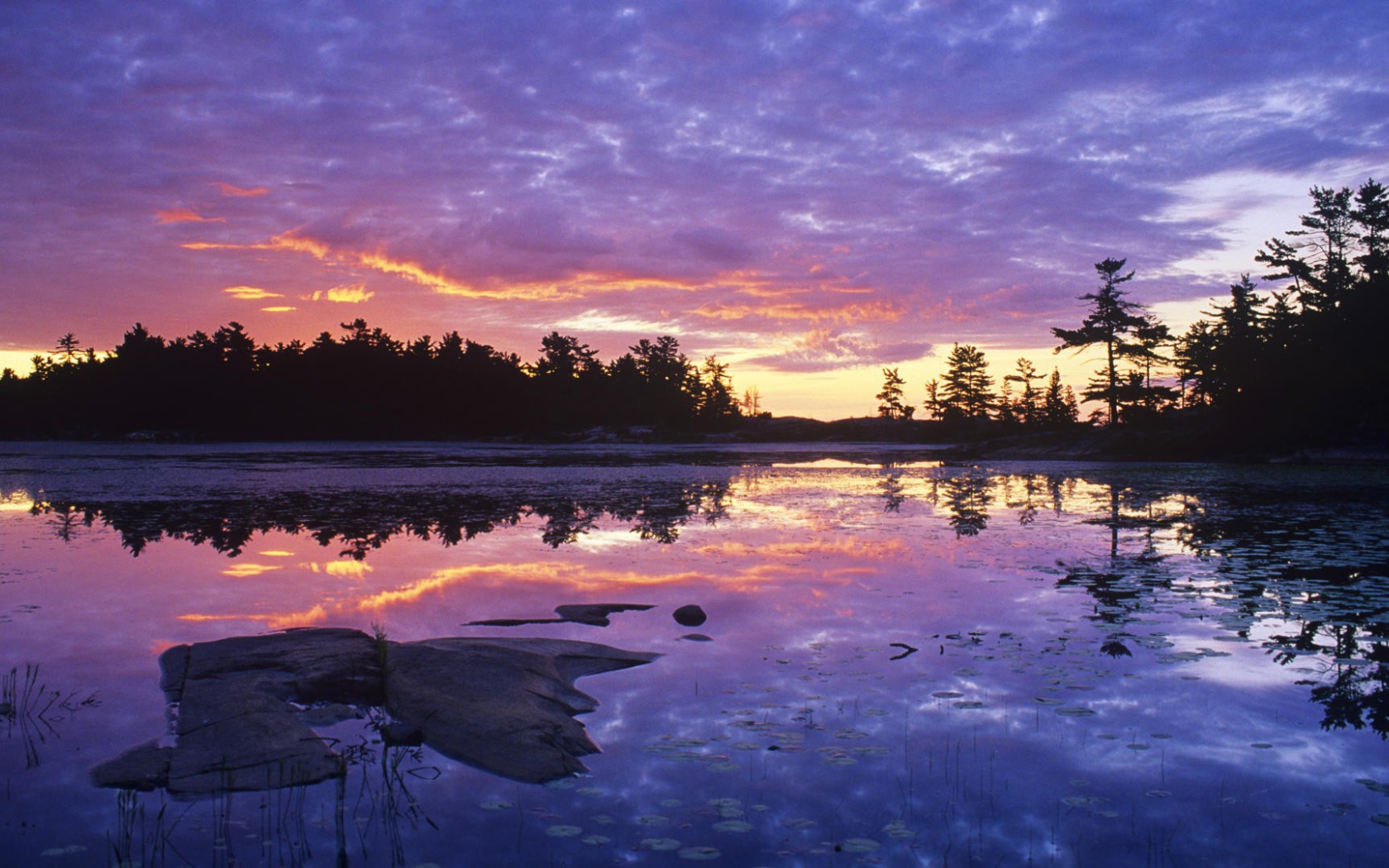 Сиреневый закат над озером