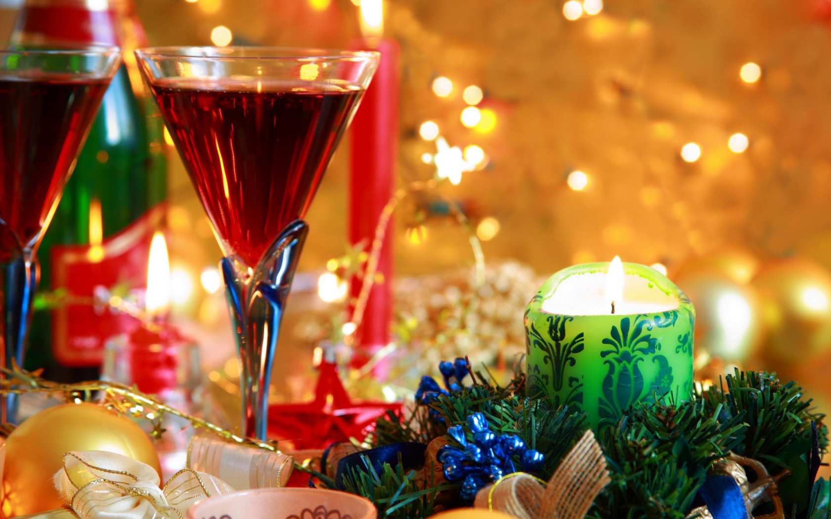 Праздничный стол и свеча