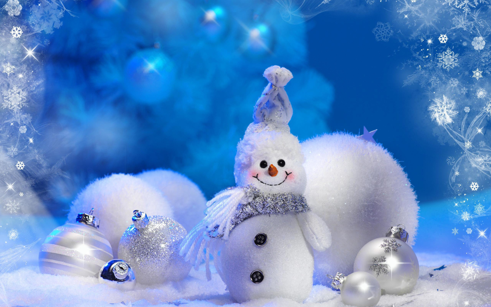 Весёлый снеговик и ёлочные игрушки