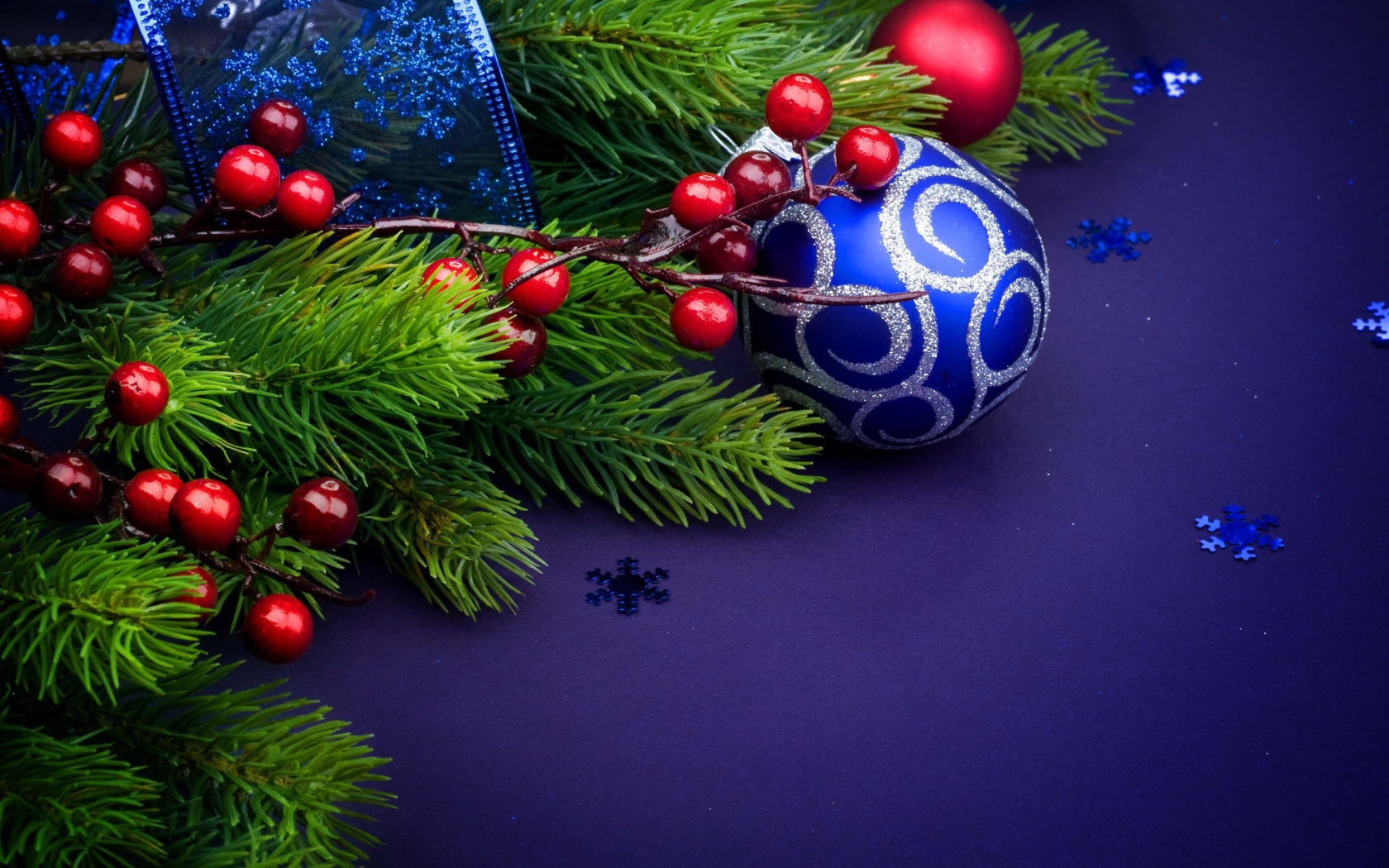 Ёлочная ветка и синяя игрушка