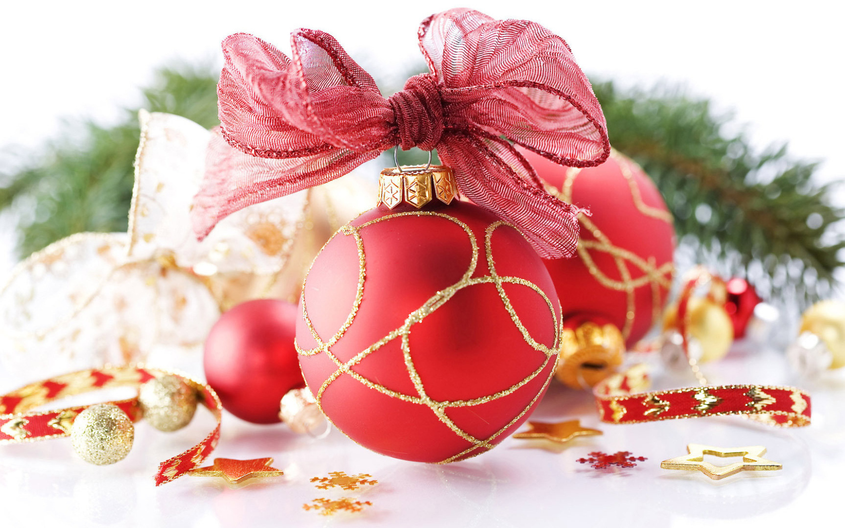 Елочные игрушки шарики