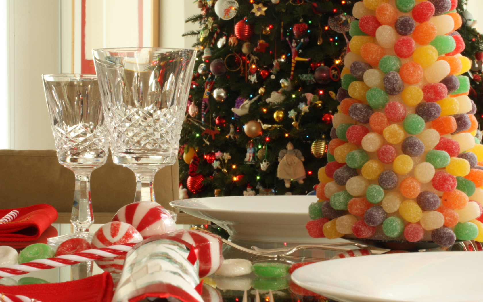 Новогодняя елка и красивый стол