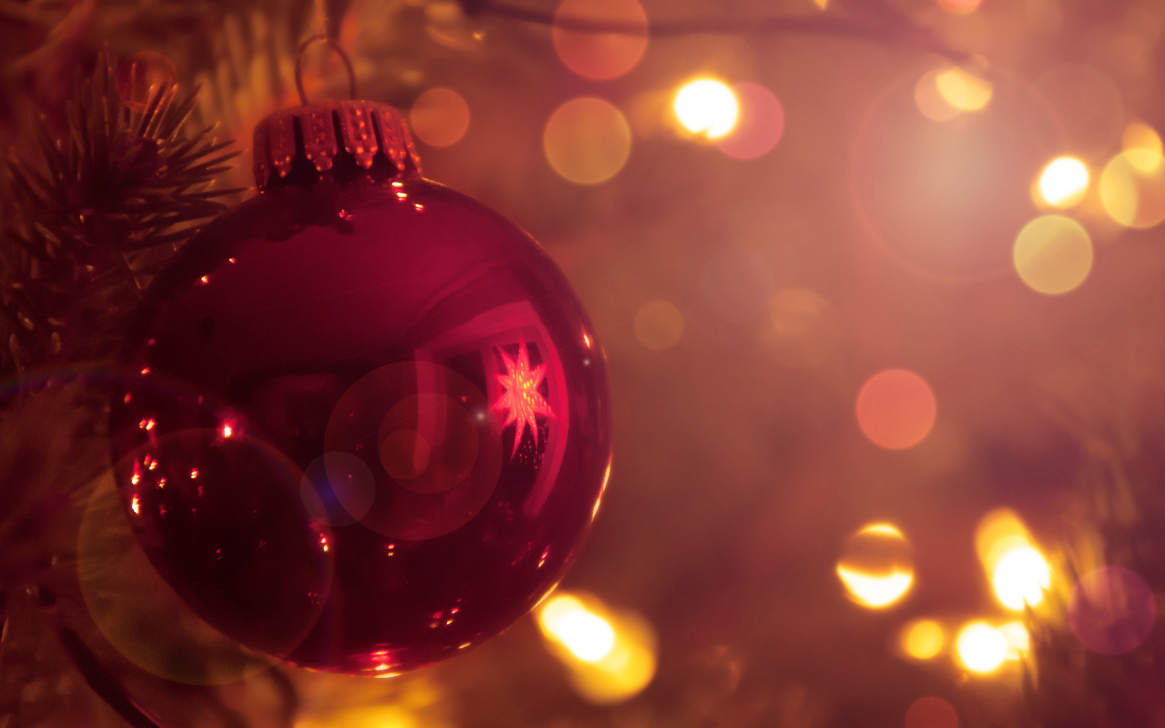 Красная елочная игрушка