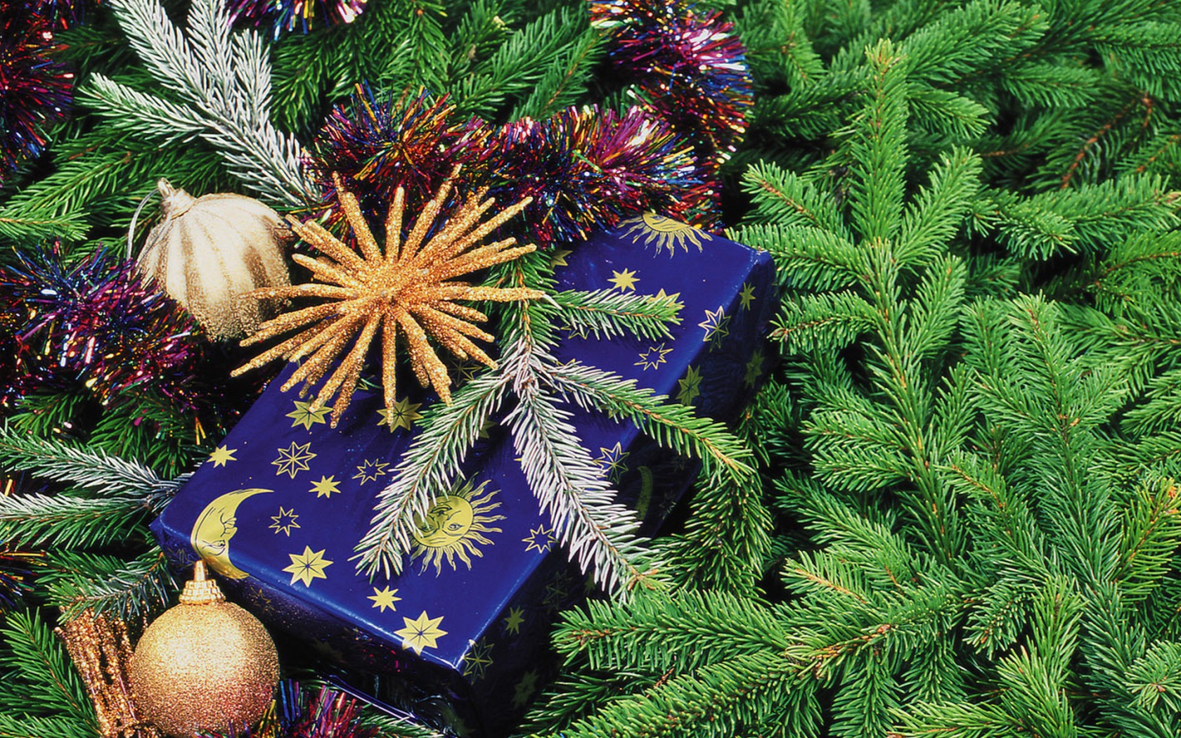 Подарок у елки на Новый год