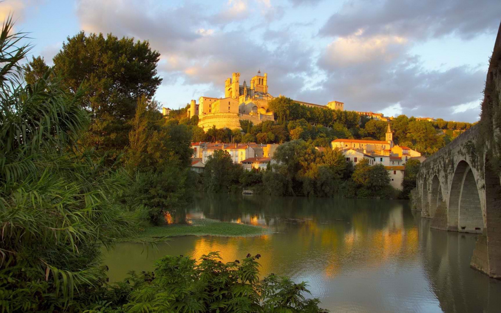 Пейзаж Франции с собором