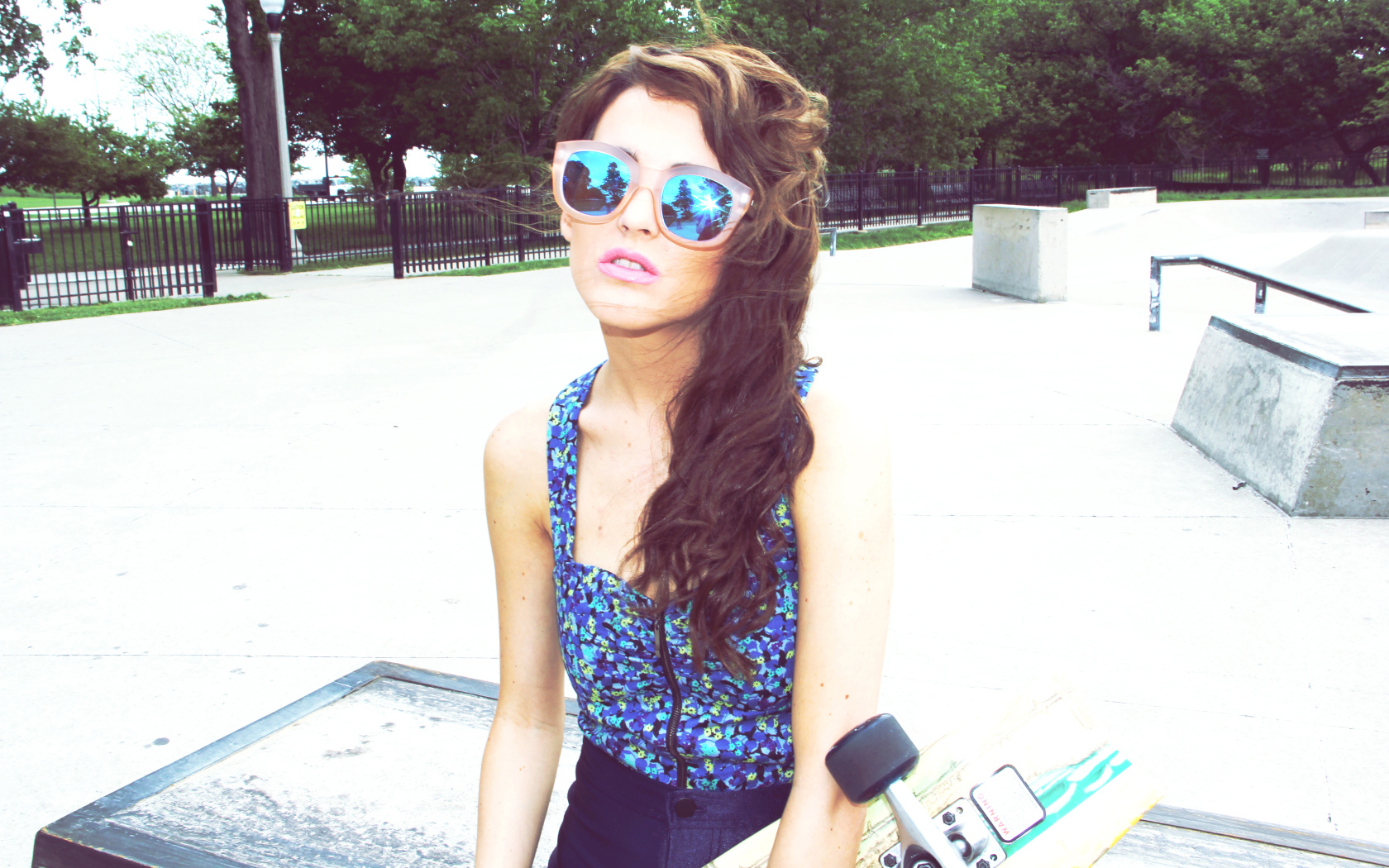 Девушка в очках и со скейтом, swag