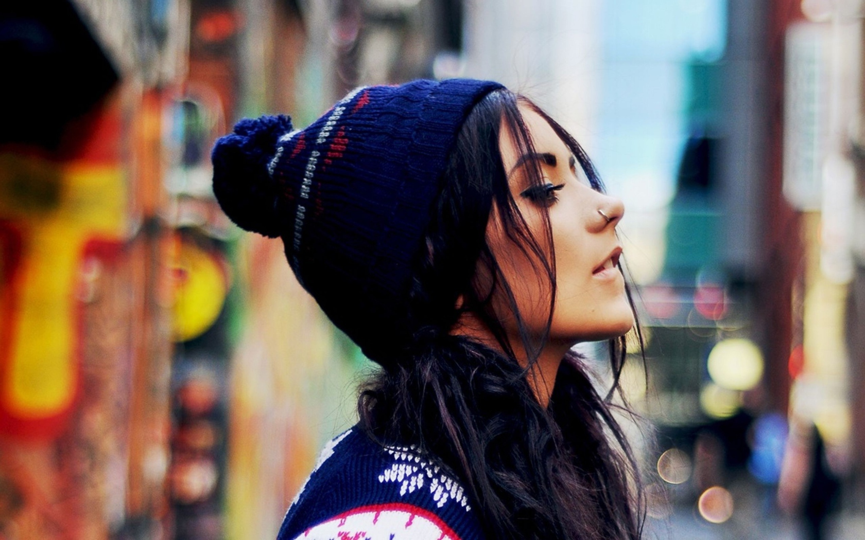 Красивая девушка брюнетка в шапке и с пирсингом в носу