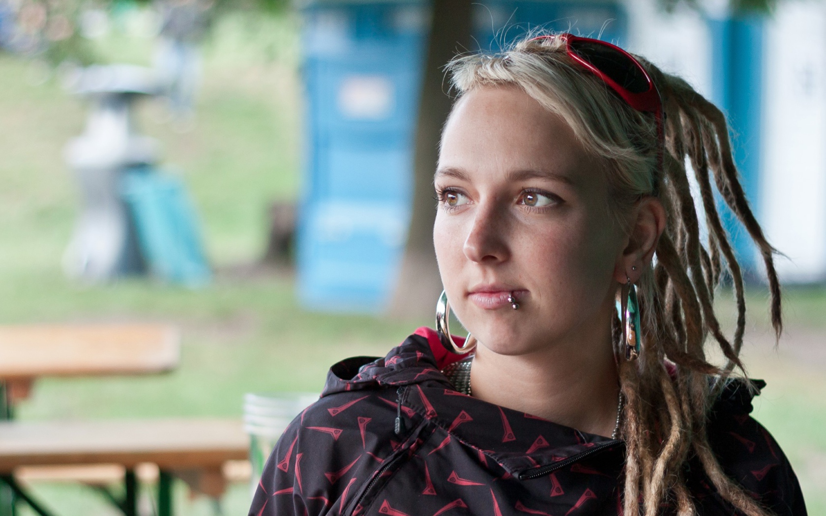 Девушка блондинка с дредами и пирсингом в губе