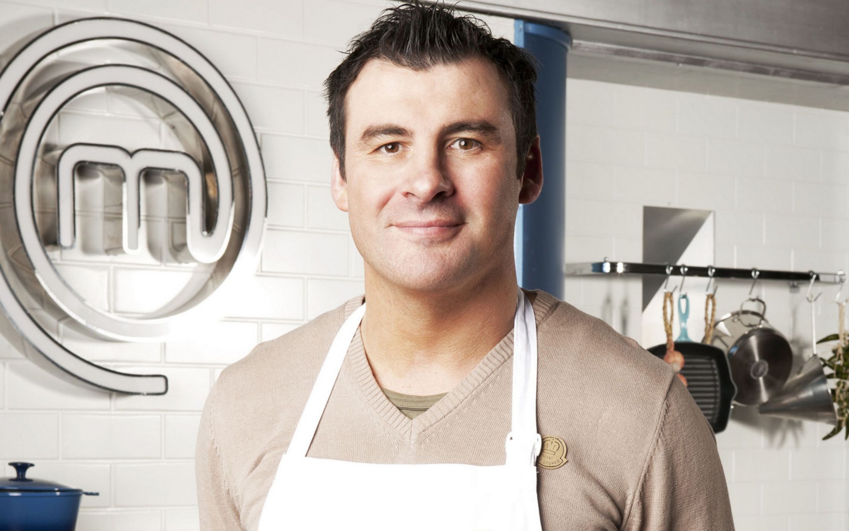 Боксер Джо Кальзаге на кухне