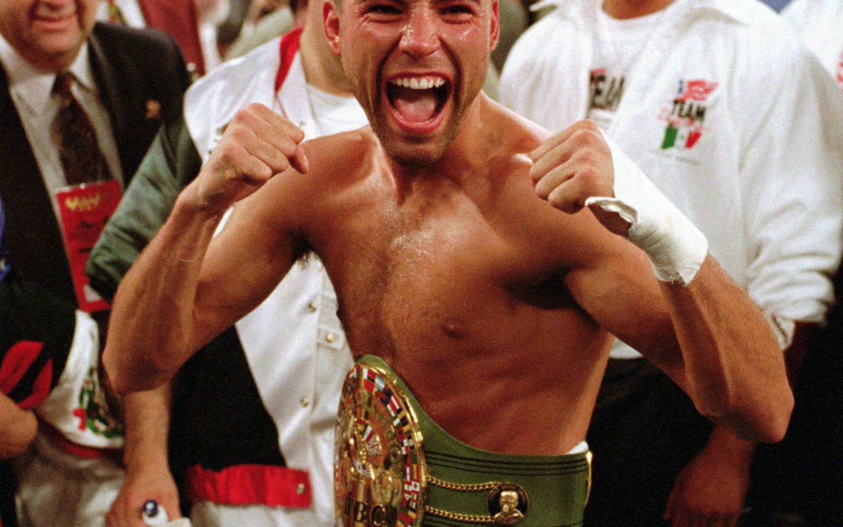 Боксер Оскар Дела Хойя и его пояс