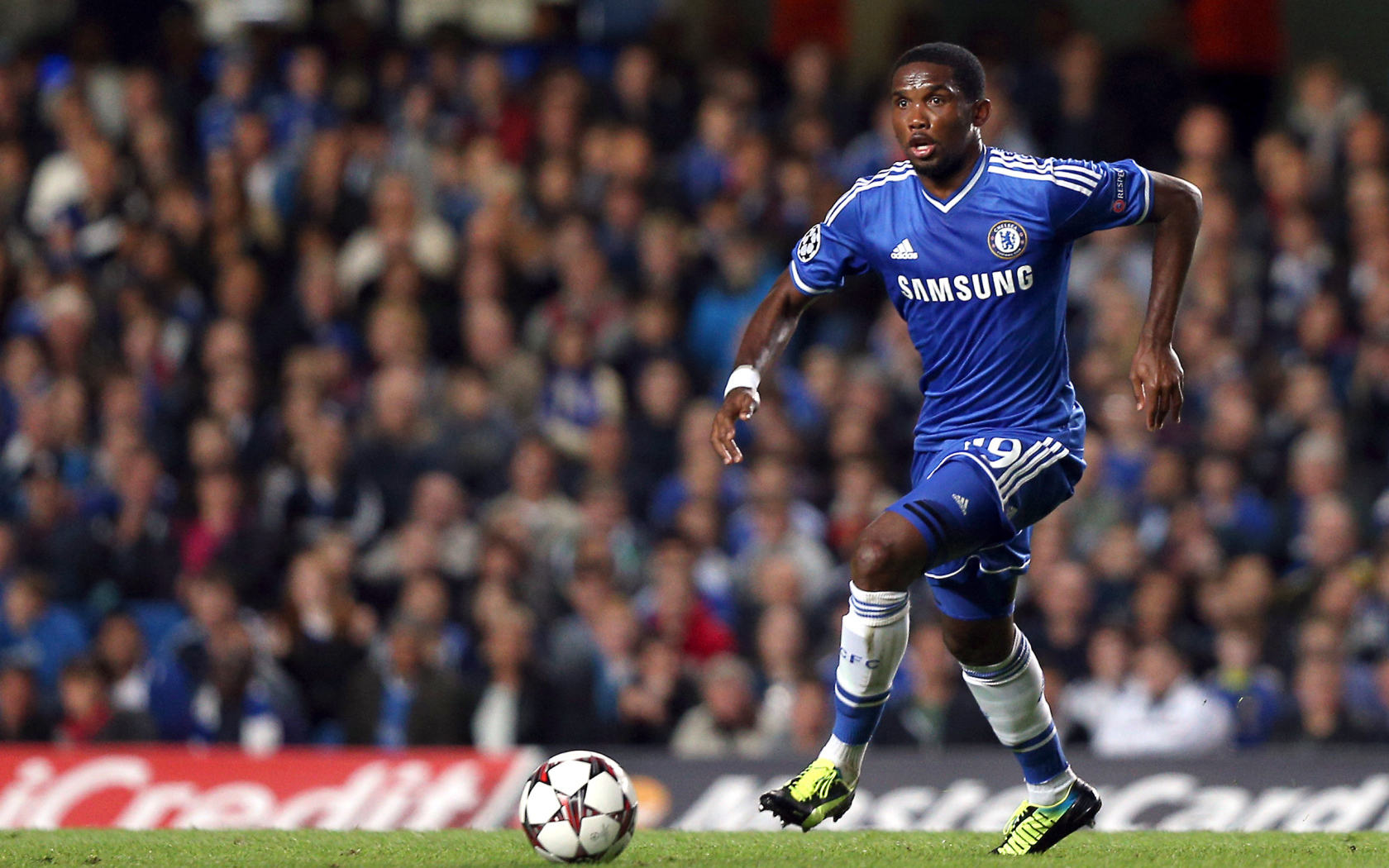  Челси Самуэль Etoo на футбольном поле