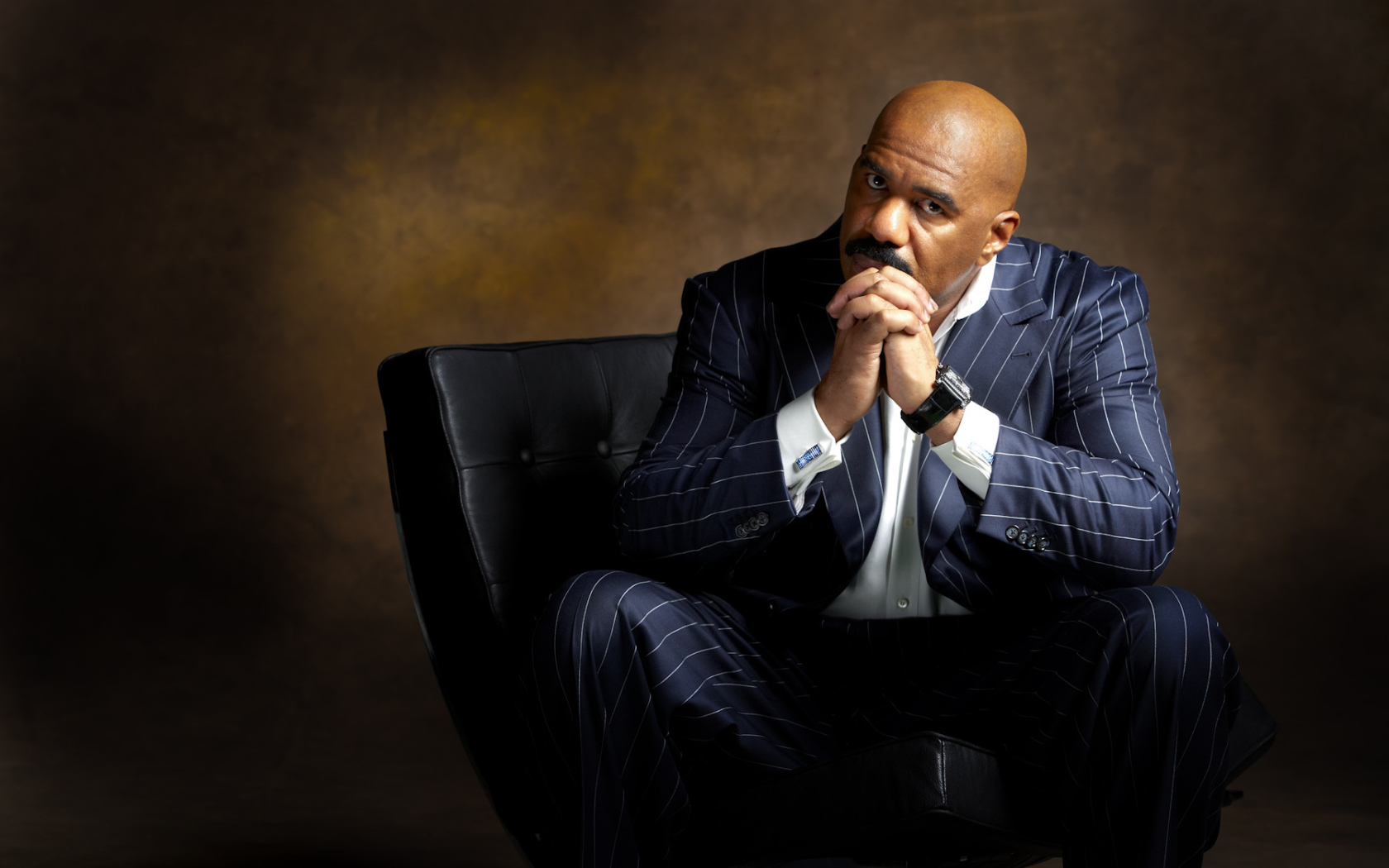 Эвандер Холифилд в синем костюме