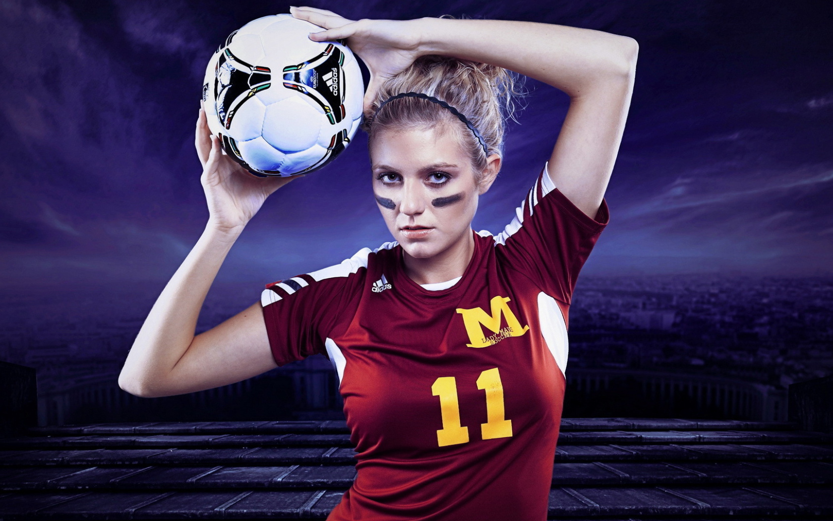 Футболистка со светлыми волосами