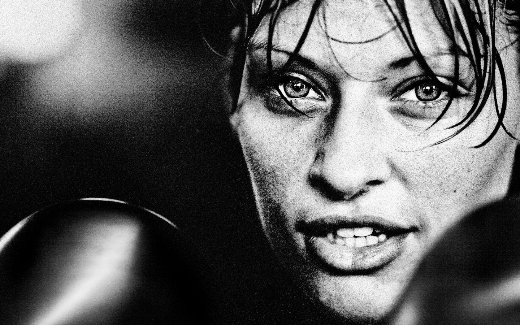 Девушка в боксёрских перчатках, чёрно-белое фото