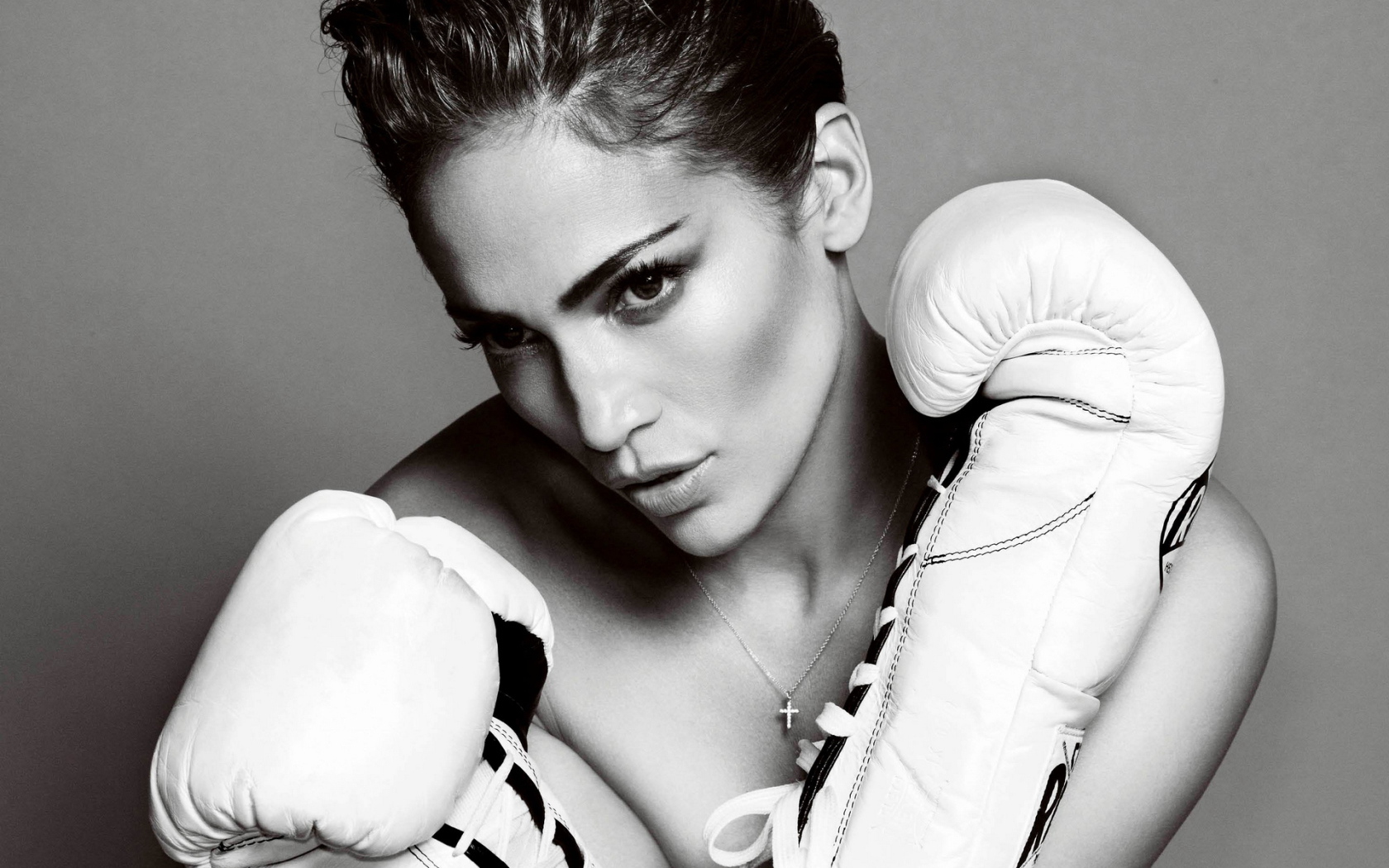 Девушка в белых боксерских перчатках