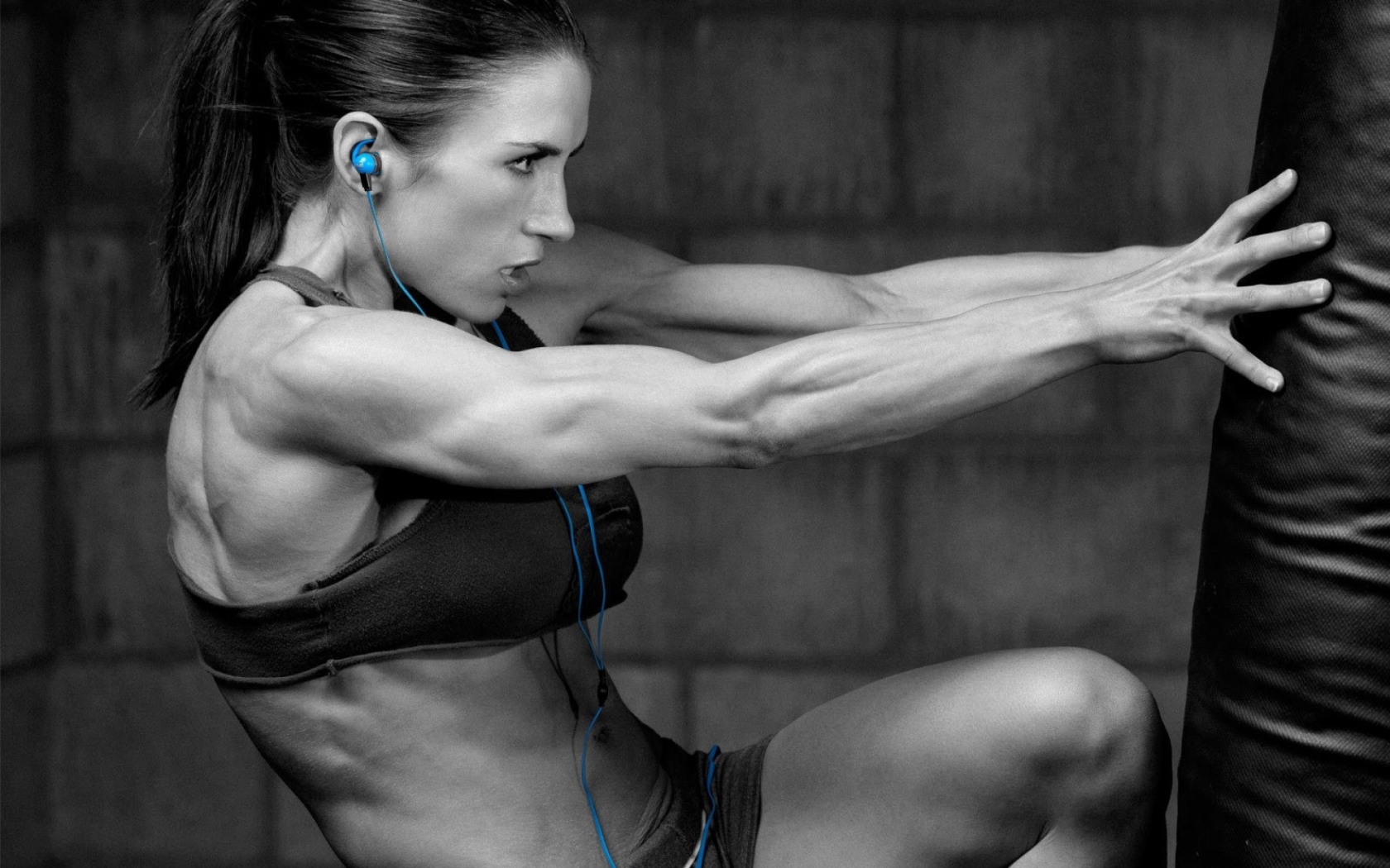 Девушка слушает музыку во время спорта