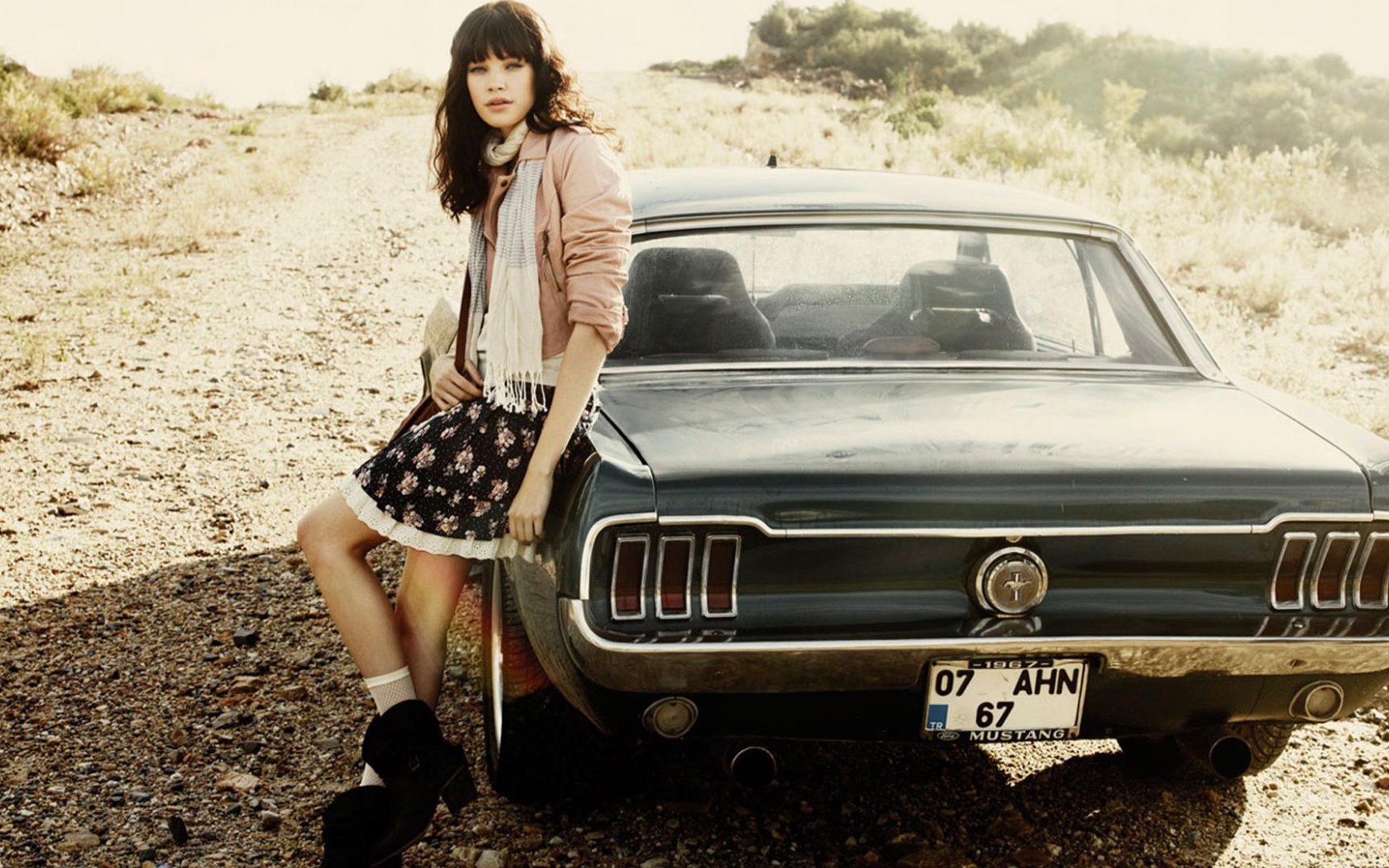 Девушка рядом с ретро машиной