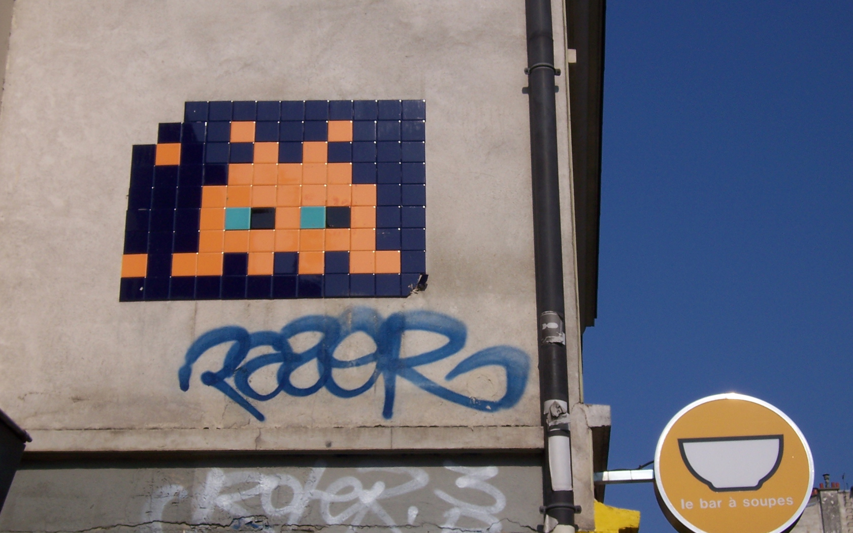 Граффити из плиток на стене