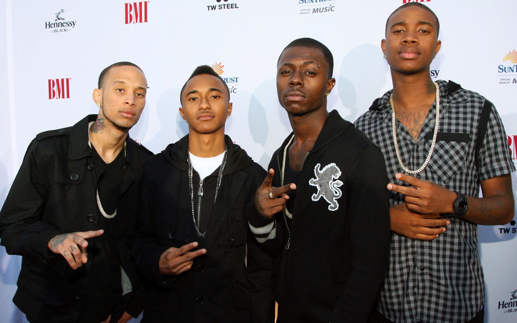 Парни, стиль swag