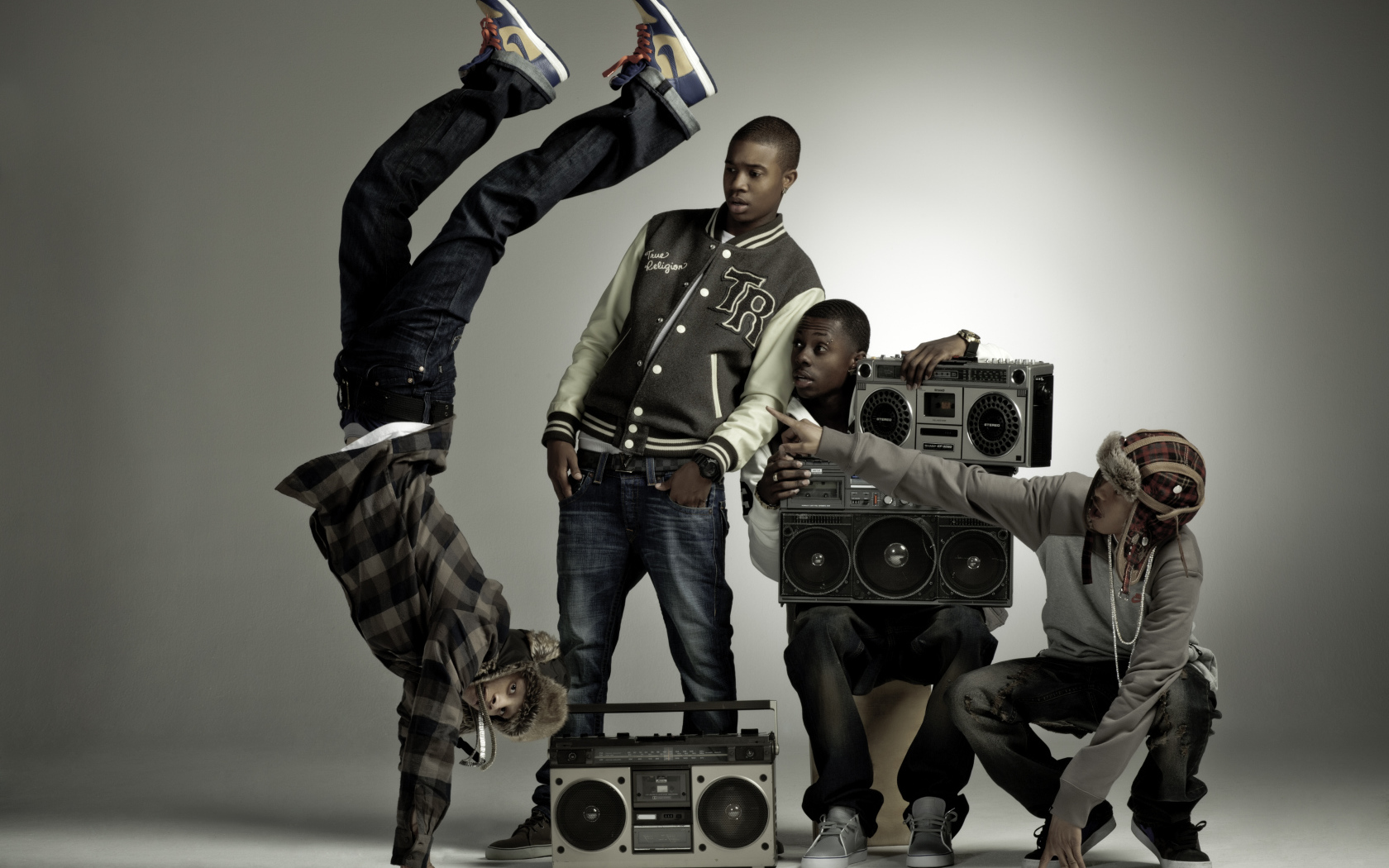 Парни и магнитофоны, swag