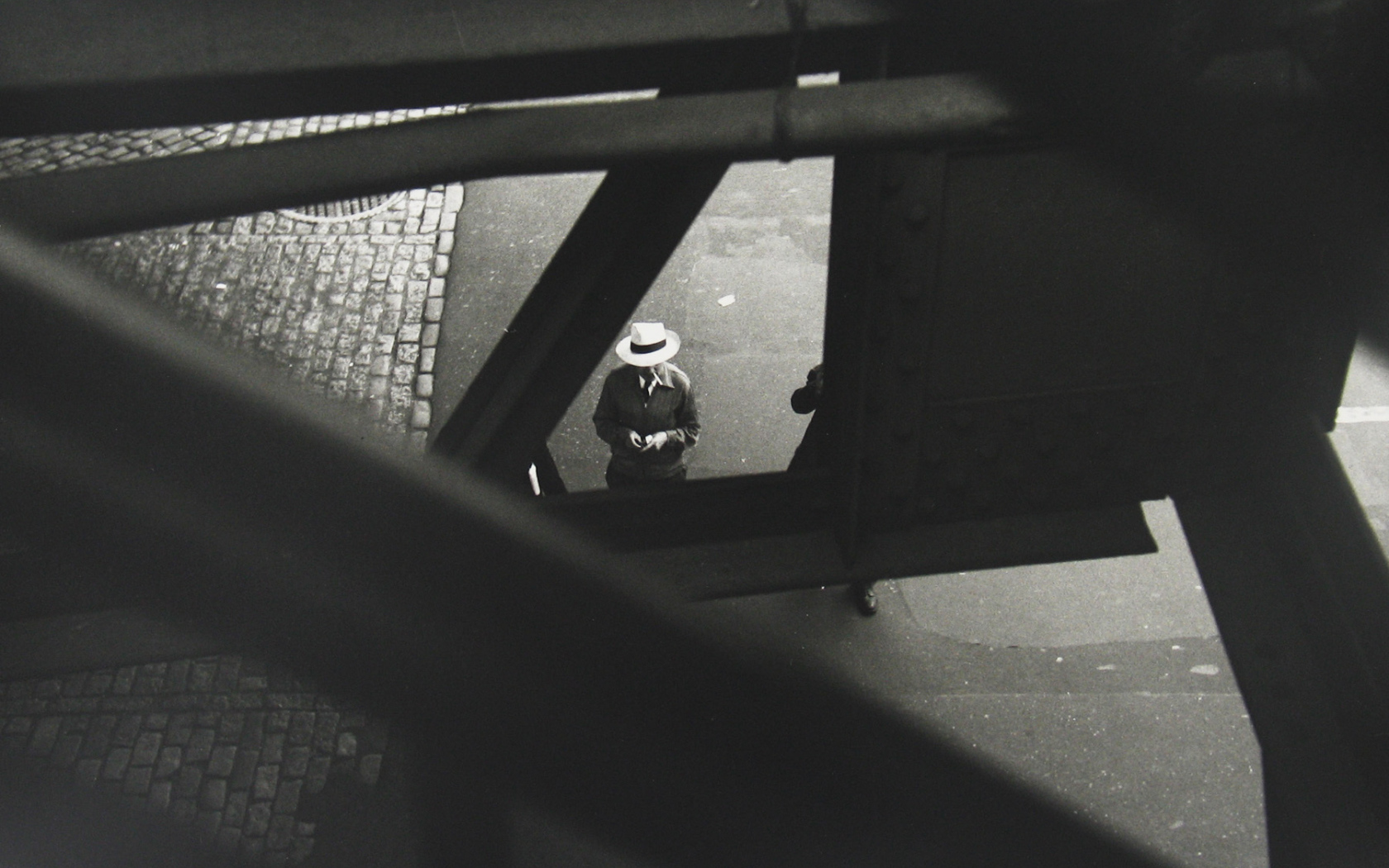 Мужчина с сигаретой, ретро фотография