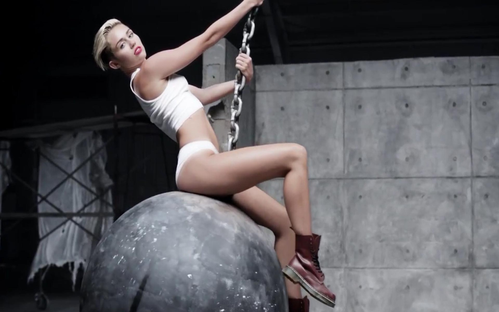 Майли Сайрус клип Wreckin Ball