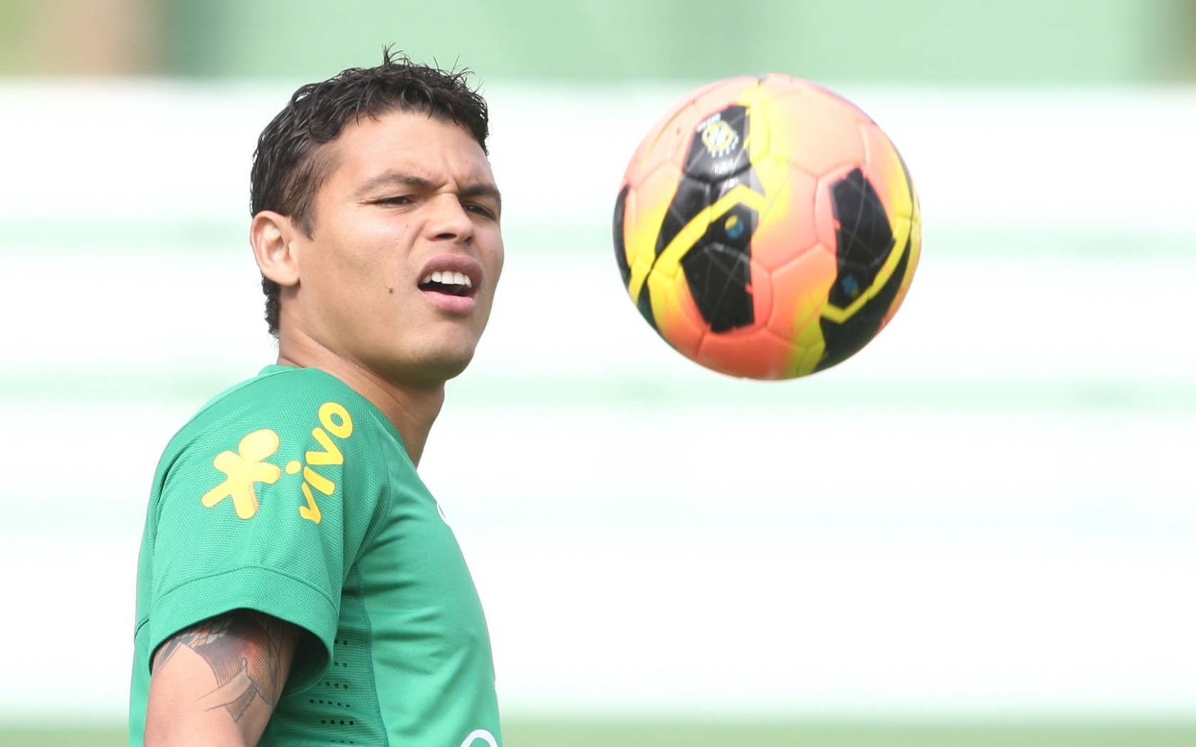 ПСЖ Тиаго Силва смотрит на мяч