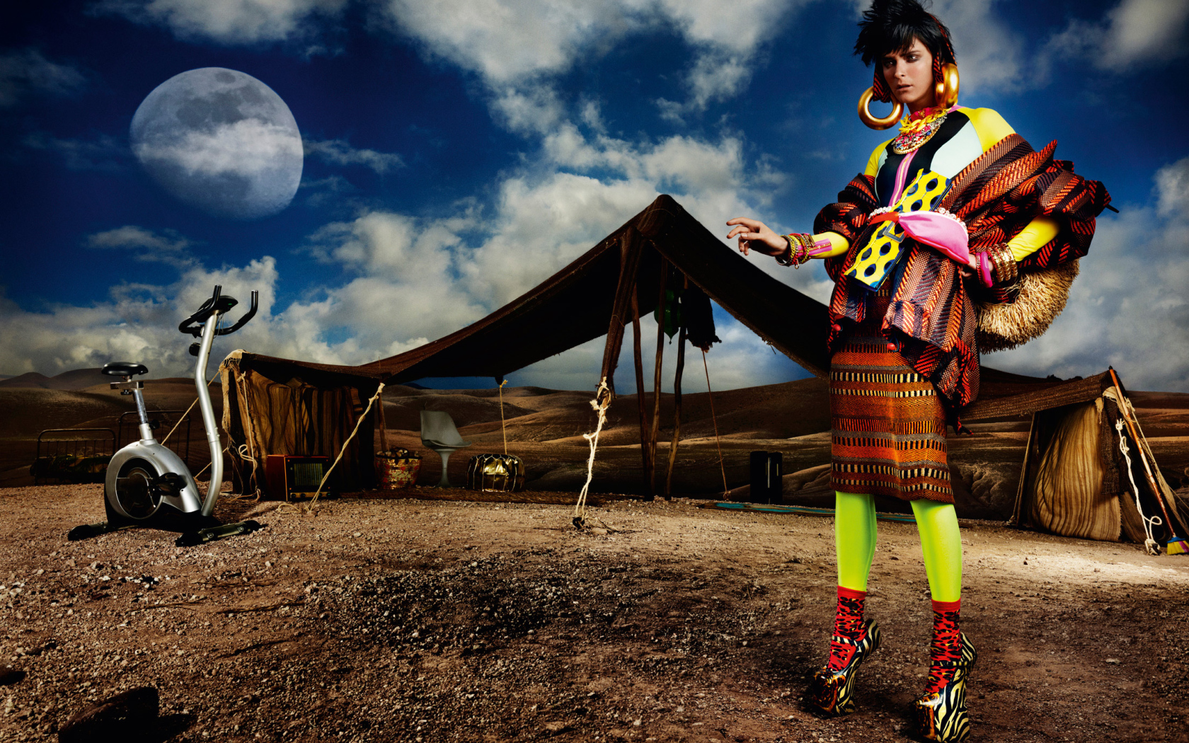 Фотография девушки в яркой одежде