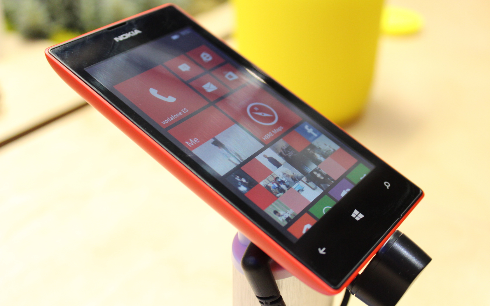 Красная Nokia Lumia 520 на стенде