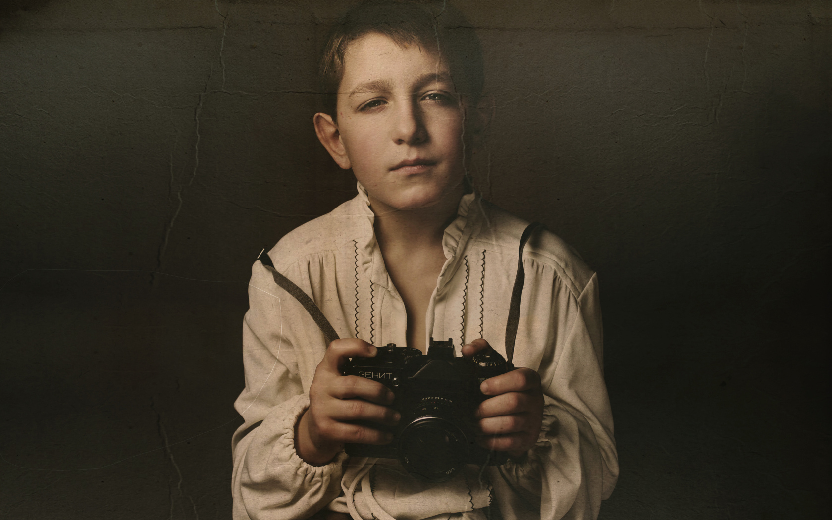 Селфи молодого фотографа с фотоаппаратом Зенит