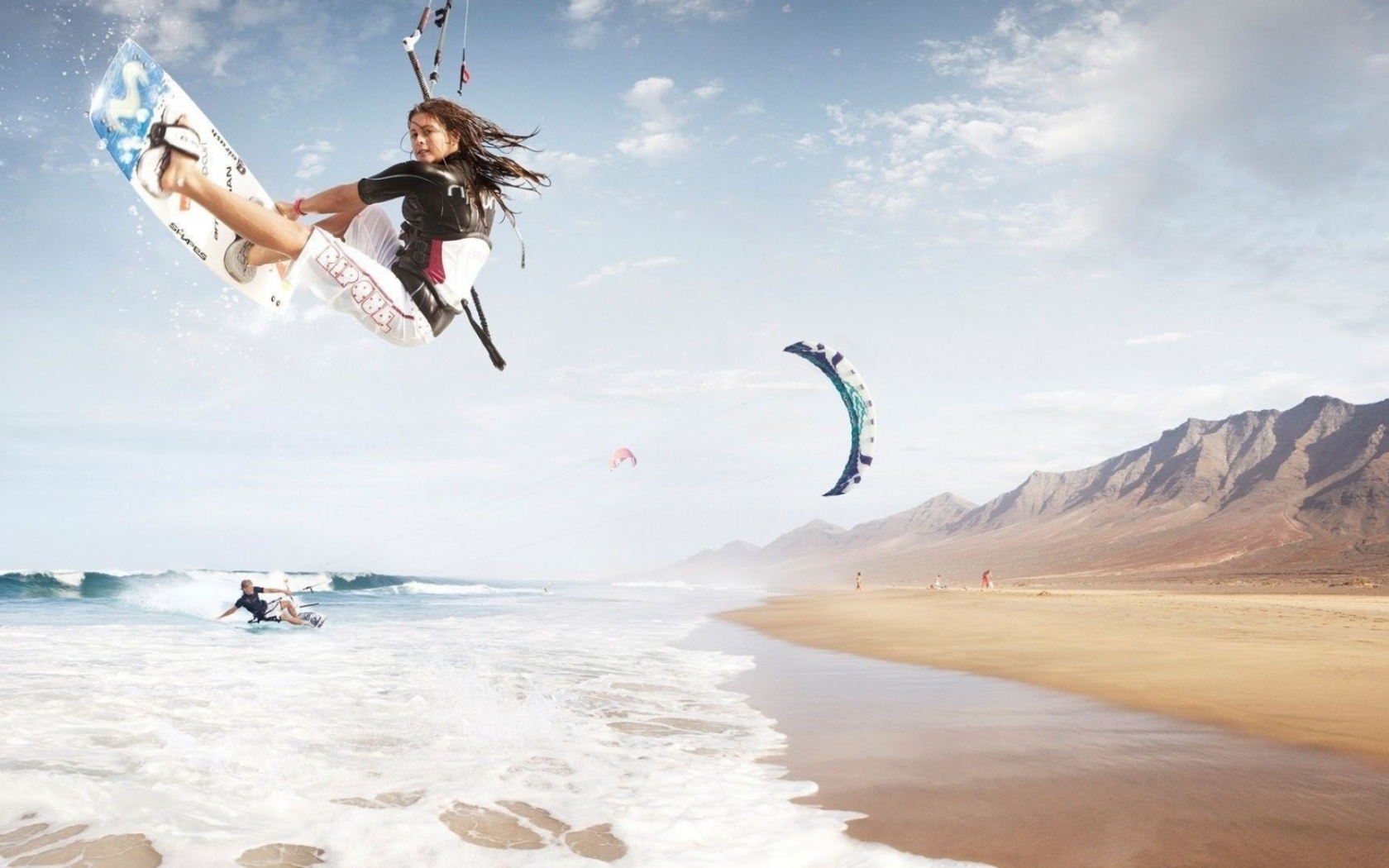 Спортивные девушки на фоне гор