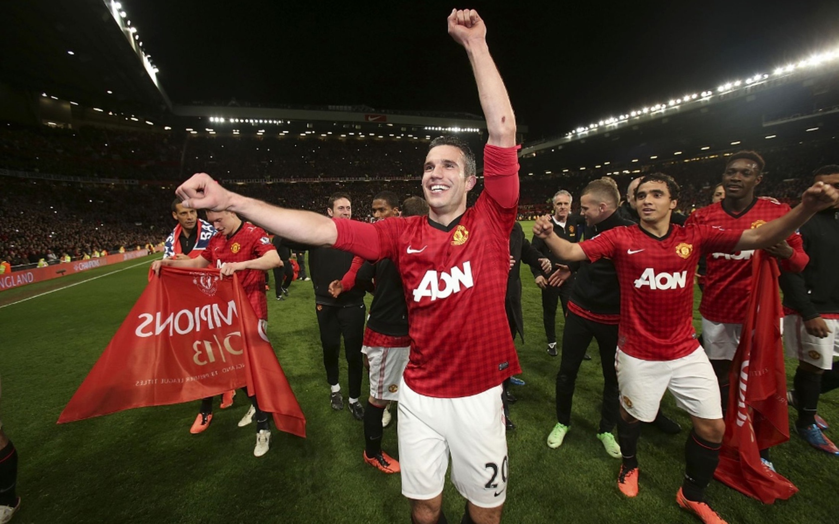 Лучший футболист Манчестер Юнайтед Робин ван Перси и его команда
