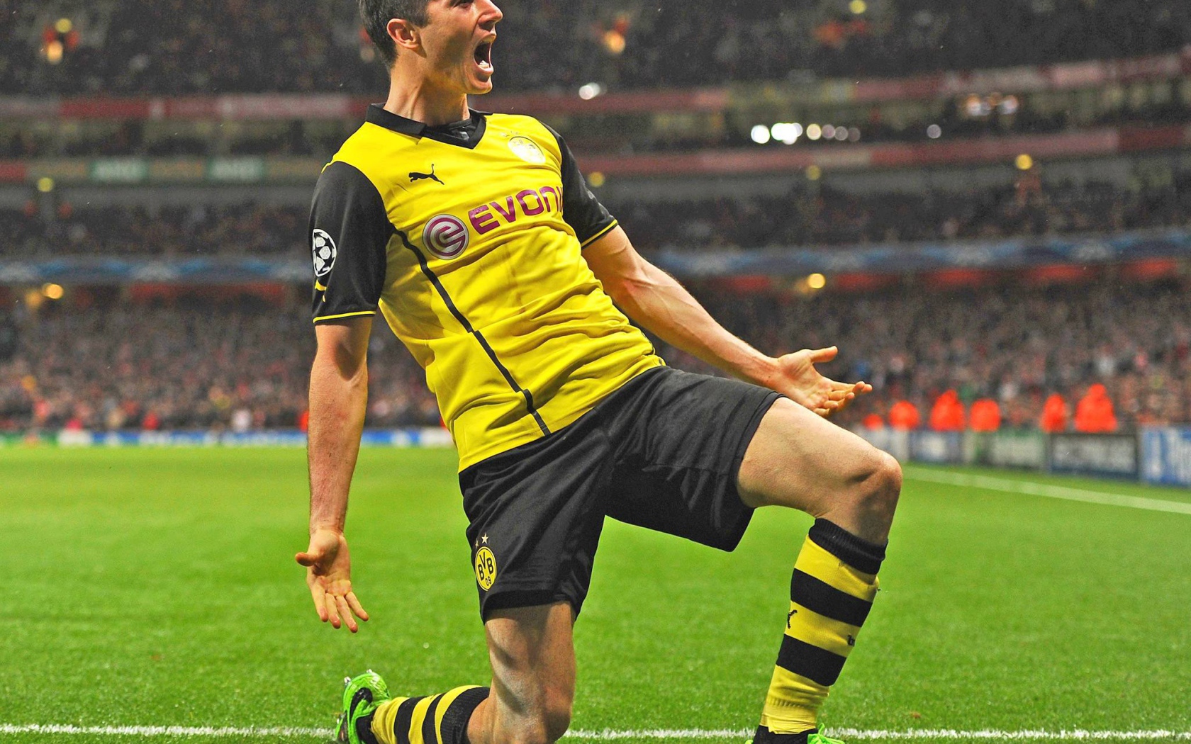 The best midfielder of Dortmund Henrikh Mkhitaryan
