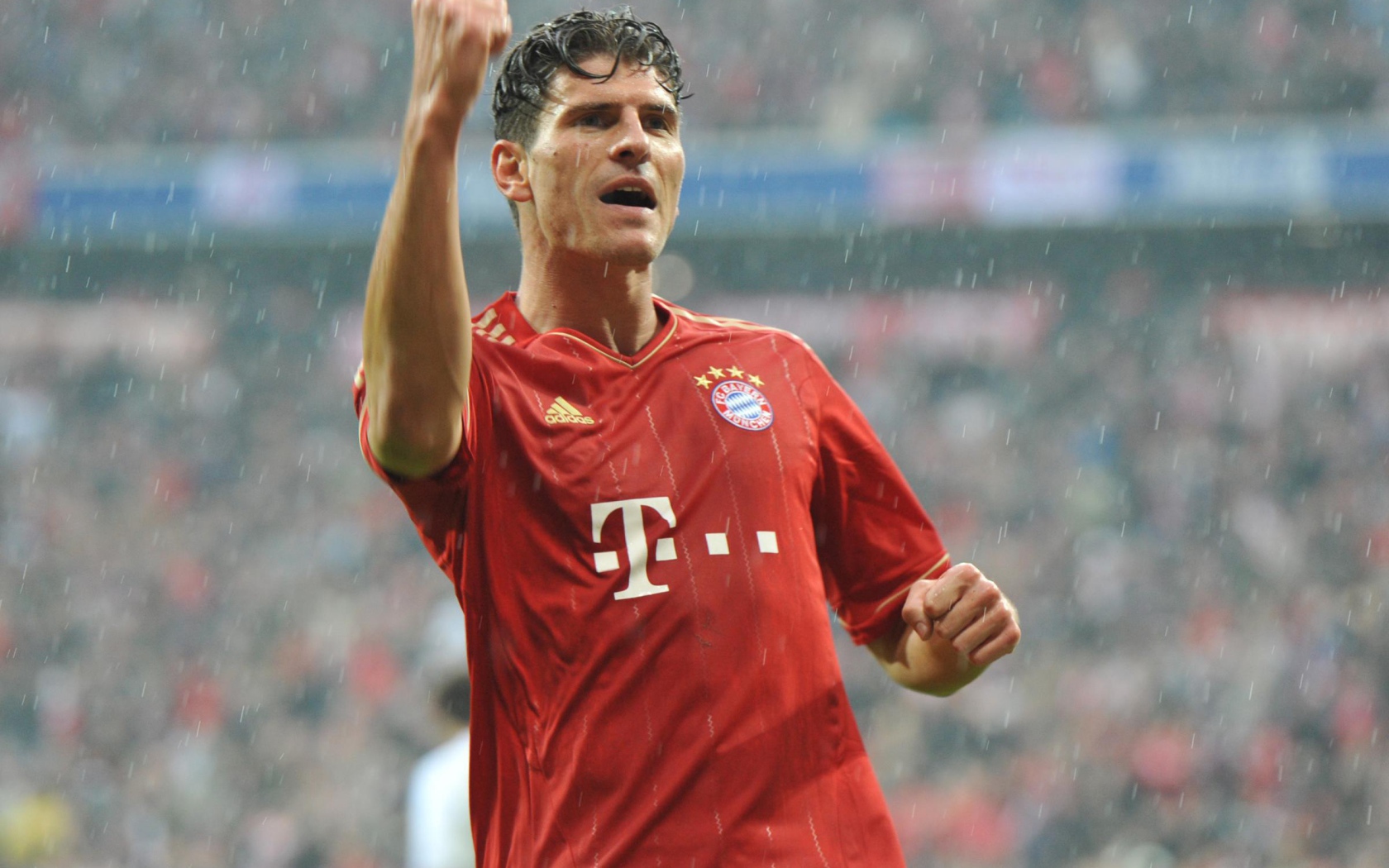  Лучший игрок Фиорентины Марио Гомеса под дождем