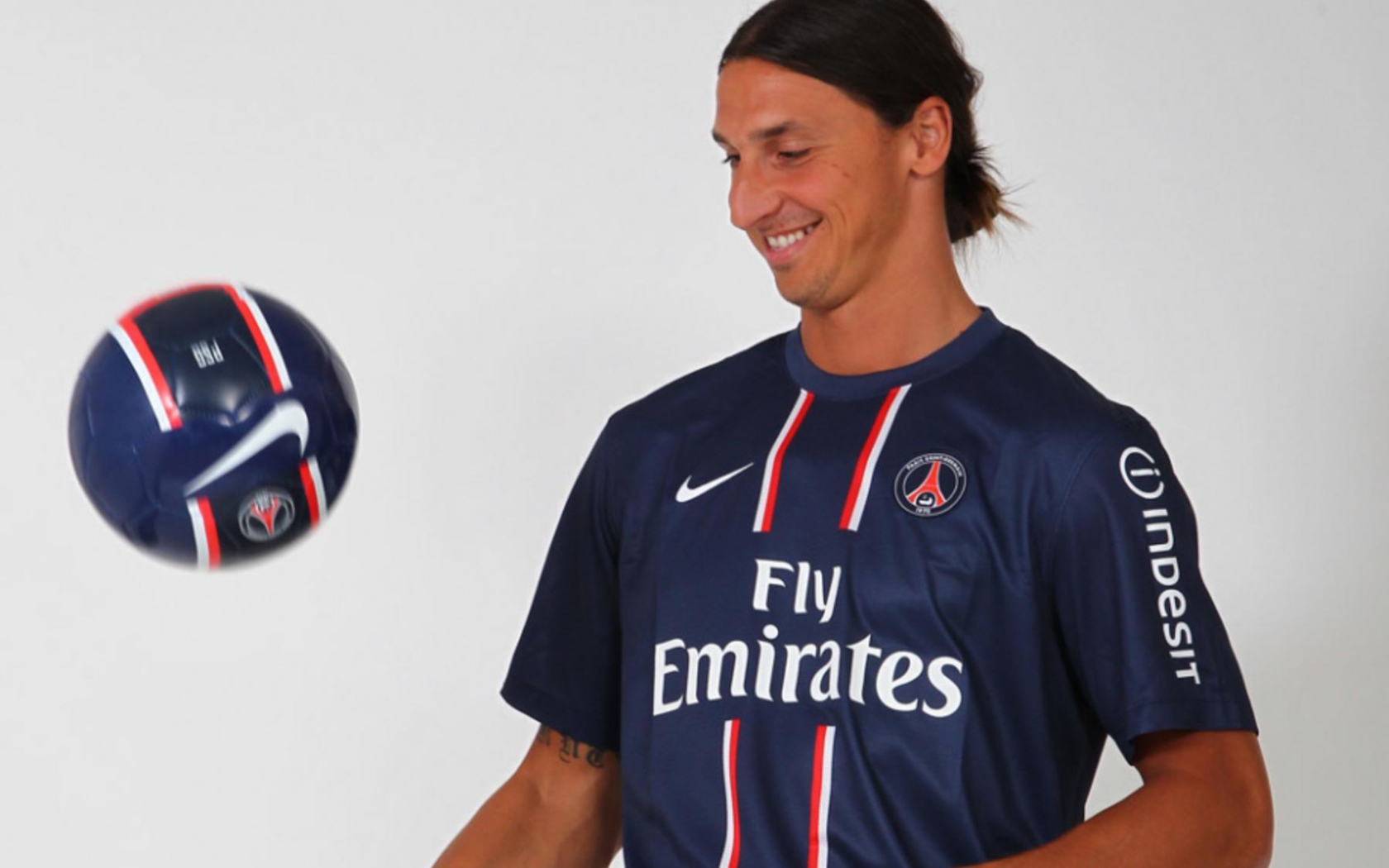 Лучший игрок ПСЖ Златан Ибрагимович с мячом