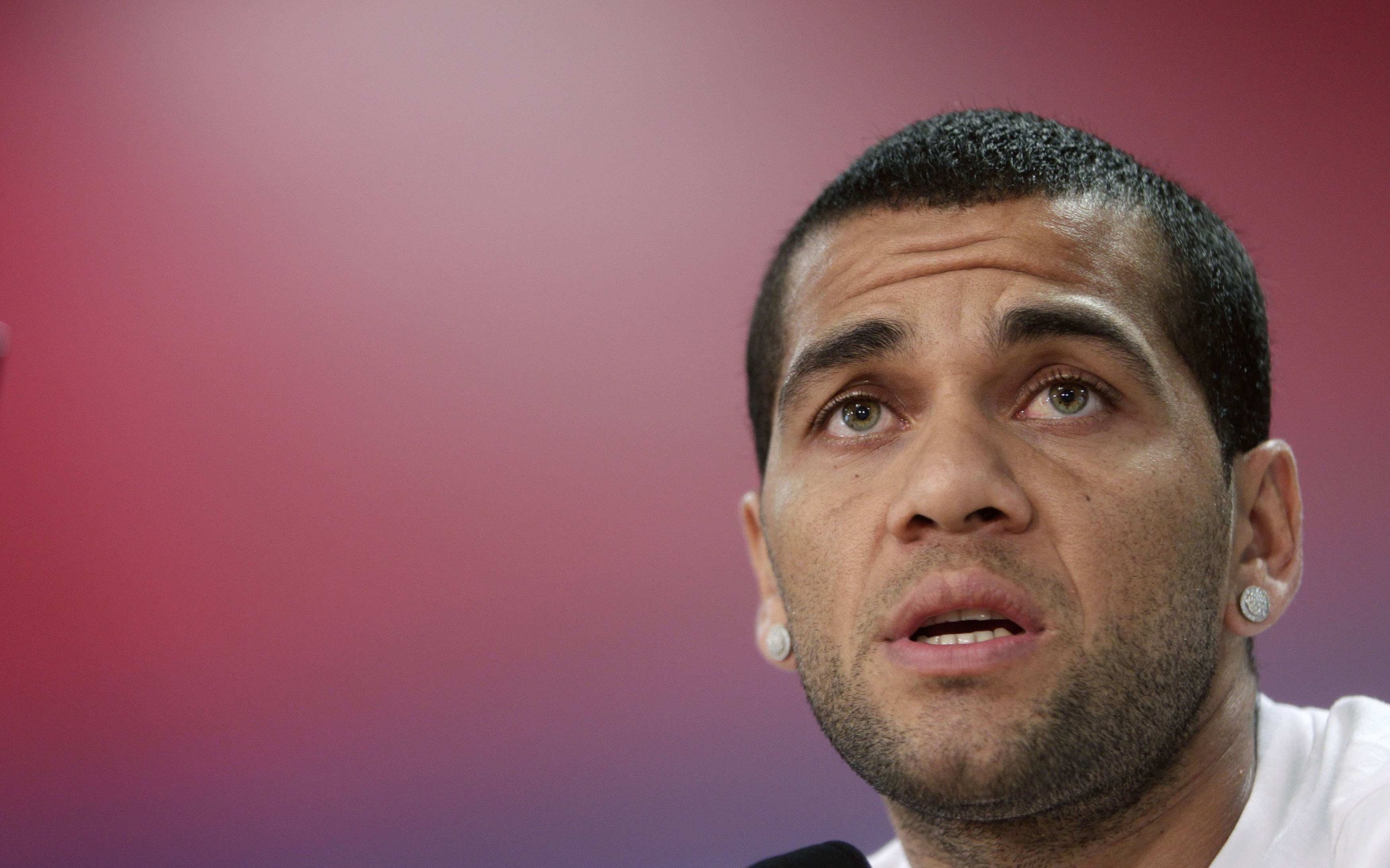 Футболист Барселоны Даниэл Алвес крупным планом