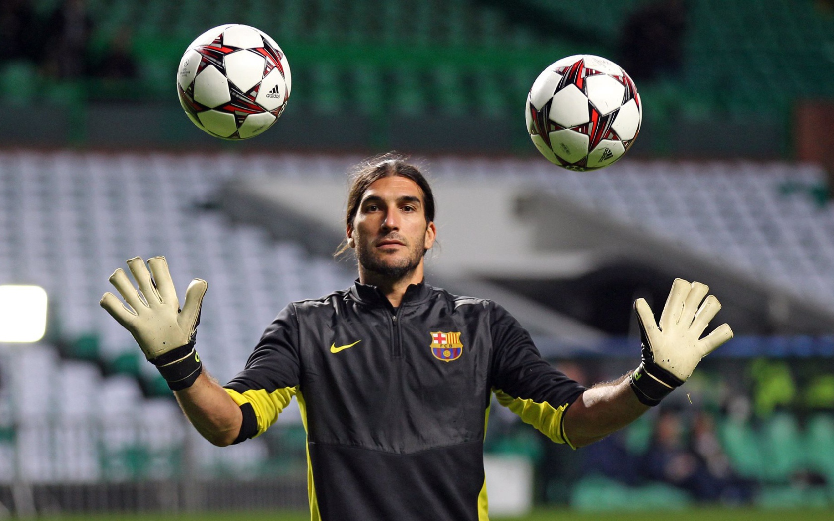 Футболист Барселоны Хосе Пинто с двумя мячами