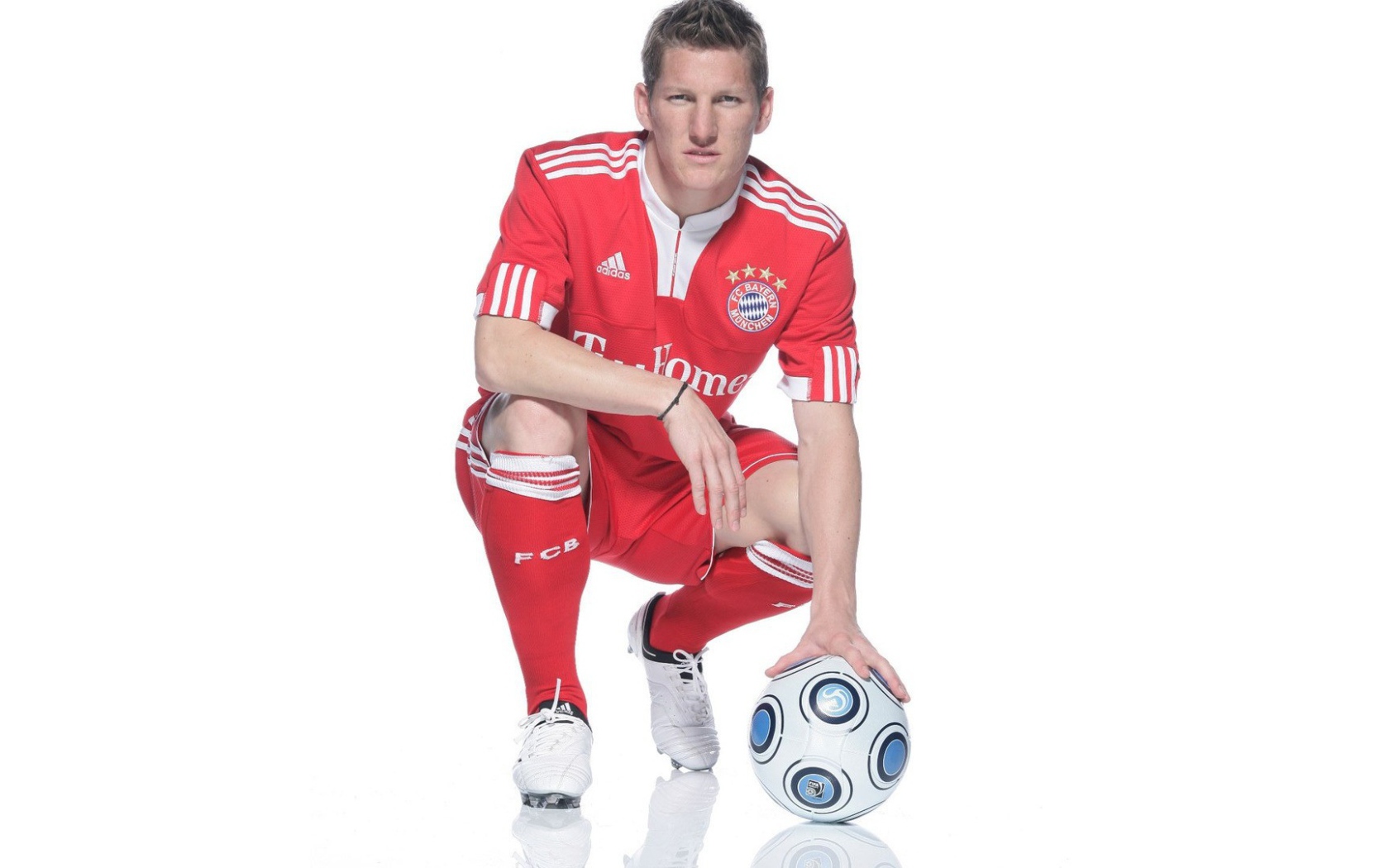 Футболист Баварии Бастиан Швайнштайгер с мячом