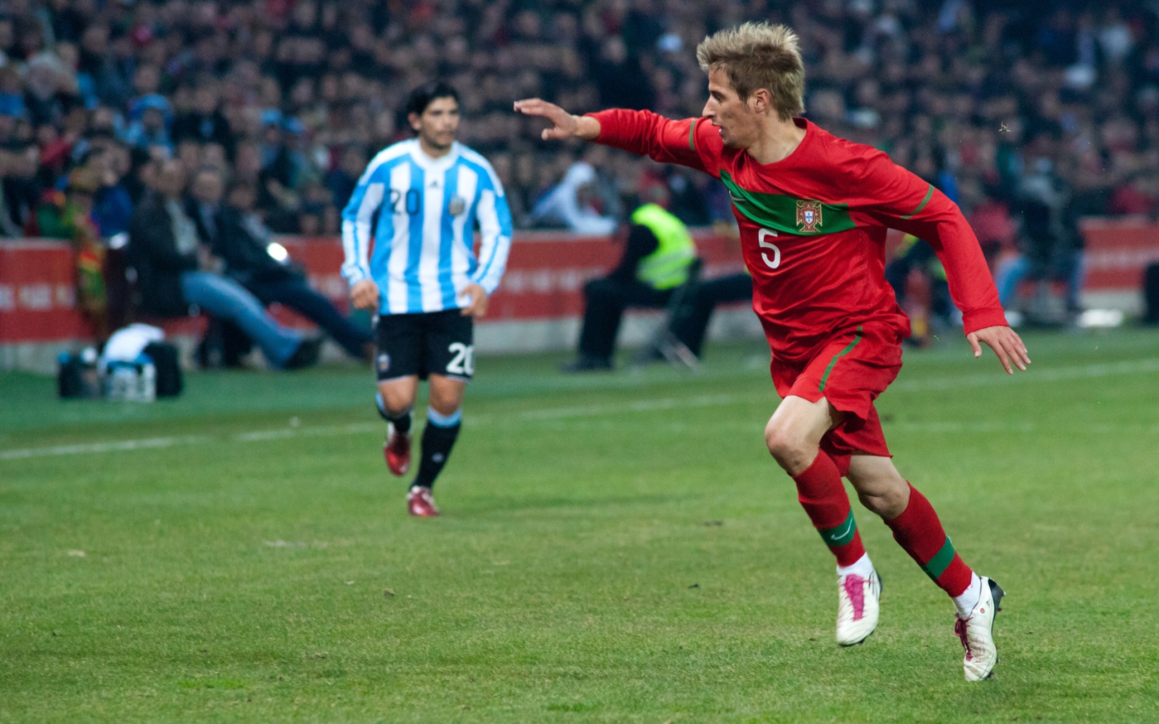 Футболист Реал Мадрид Фабиу Коэнтрау на поле